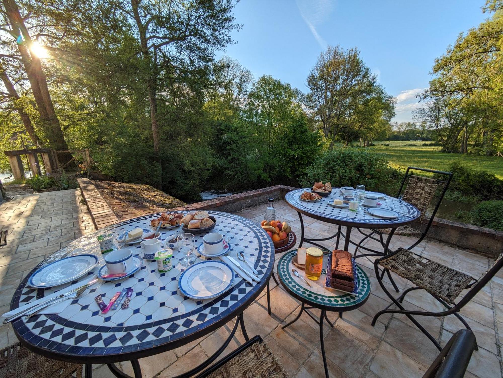 Bed and Breakfast Le Moulin Grenon Mézilles Exterior foto
