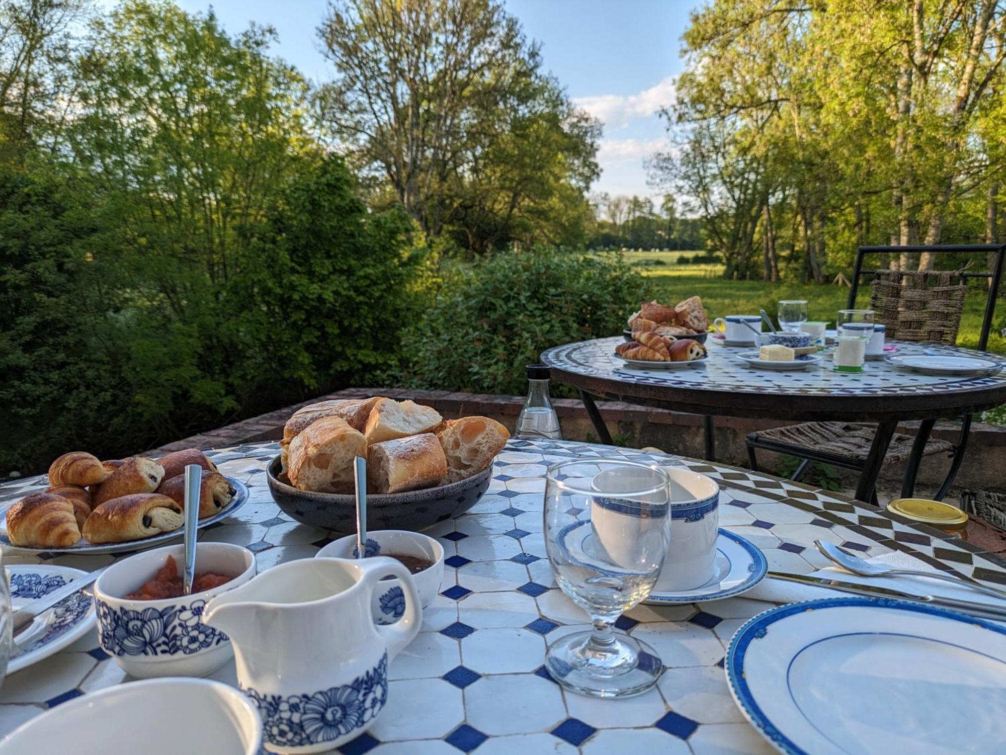 Bed and Breakfast Le Moulin Grenon Mézilles Exterior foto
